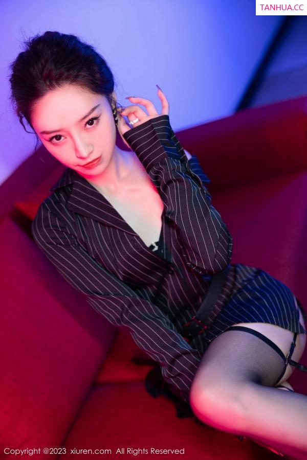   [XiuRen]高清写真图 2023.11.03 No.7611 苏曼兮 黑丝美腿第17张图片